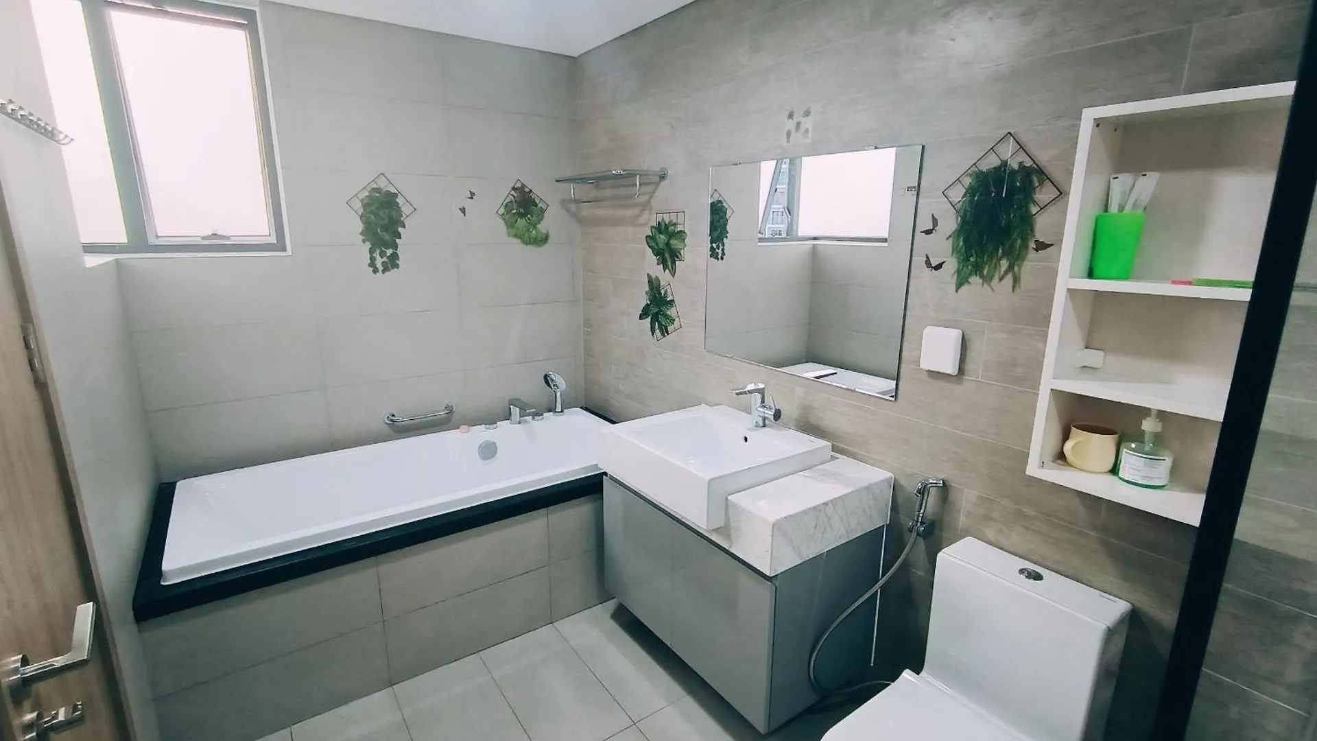 M+ Diamond 3 Bedrooms, Pool, Aircon, Water Heater. Ho Chi Minh City